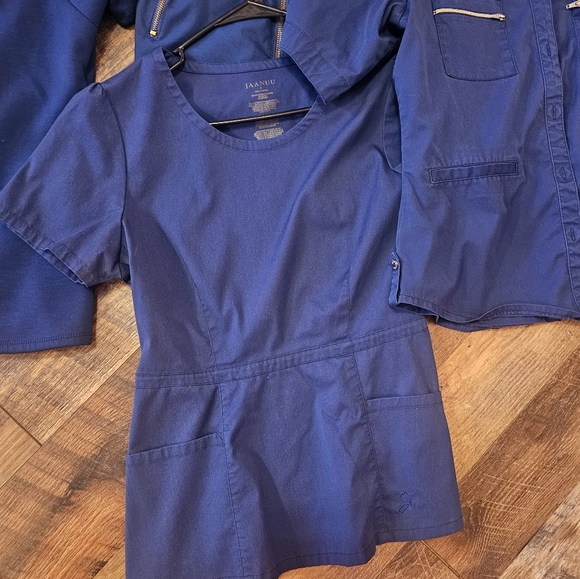 Four Scrub Tops Jaanuu and Chic flex - Picture 3 of 5